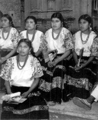 Mujeres indígenas durante mitin de apoyo a Adolfo López Mateos