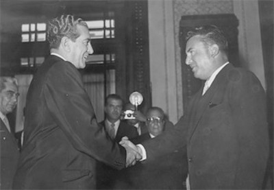 El presidente Adolfo López Mateos saluda a un diplomático