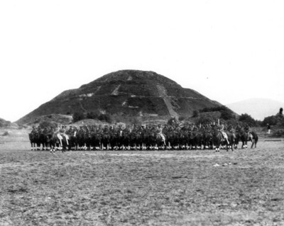Contingente del ejército Federal avanza frente a la Pirámide de la Luna
