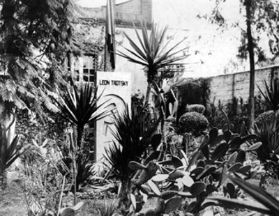 Monumento en el jardín de la casa de Léon Trotsky
