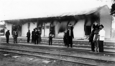 Estación de ferrocarril incendiada por zapatistas