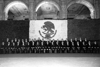 Luis Echeverría Alvarez y miembros de su gabinete presidencial en Palacio Nacional, retrato de grupo