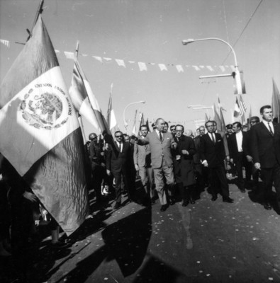 Lyndon B. Johnson y Gustavo Díaz Ordaz se dirigen a la ceremonia de la entrega oficial de El Chamizal