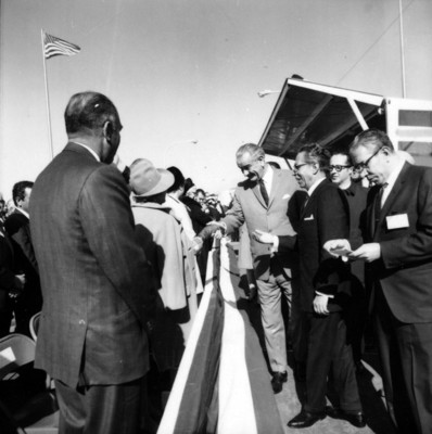 Lyndon B. Johnson saluda a una mujer durante la ceremonia de la entrega oficial de El Chamizal