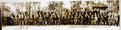 Funcionarios y militares en los jardines del restaurante Chapultepec, retrato de grupo