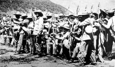 Batallón de indios yaquis del Ejercito Constitucionalista con las armas primitivas
