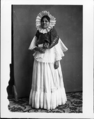 Mujer ataviada con traje de la región de Oaxaca, retrato, reprografía