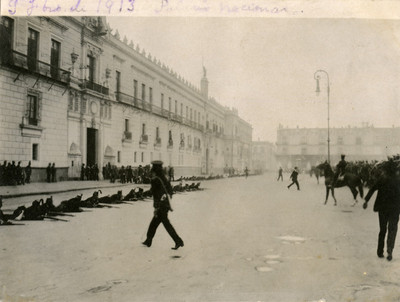 Militares situados frente al palacio Nacional