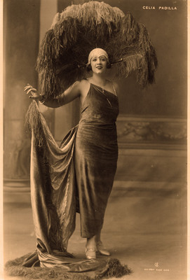 Celia Padilla con vestido largo y tocado de plumas, retrato