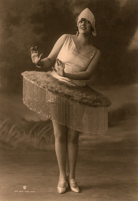 Celia Padilla con falda con cuentas, retrato