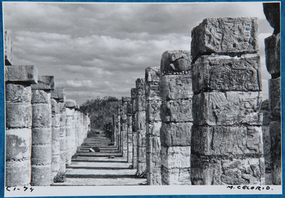 Columnas en detalle del Templo de los Guerreros