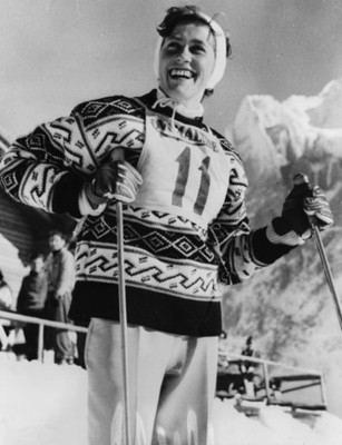Esquiadora sonríe durante una competencia