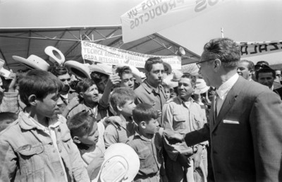 Gustavo Díaz Ordaz saluda a hombre junto a niños