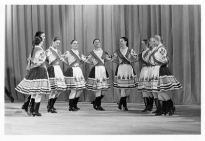 Bailarinas del Conjunto Artístico de la República Popular de Hungría en la Sala Juárez