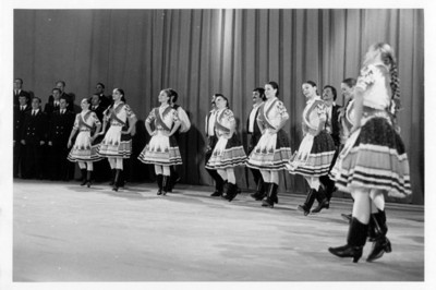 Coro y bailarines del Conjunto Artístico de la República Popular de Hungría en la Sala Juárez