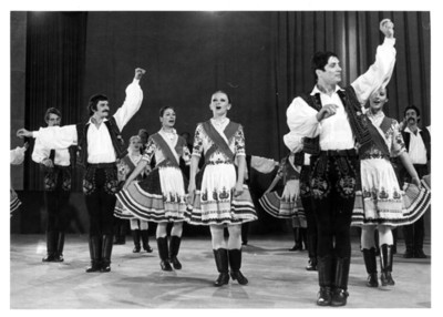 Grupo artístico de la República Popular de Hungría danza en auditorio de la Secretaría de Relaciones Exteriores