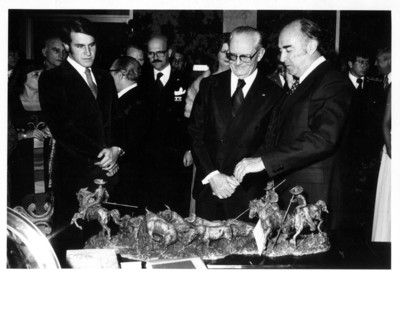 José López Portillo y Ernesto Geisel observan figuras de bronce