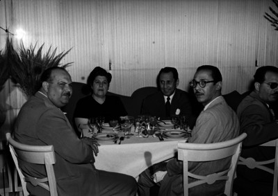 Yuco del Río con varias personas al parecer durante un banquete, retrato de grupo