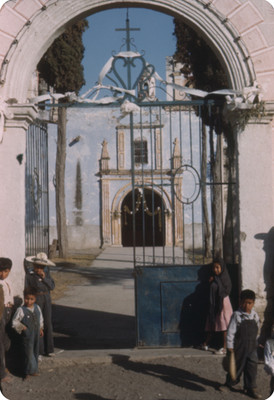 Niños en la entrada de una iglesia