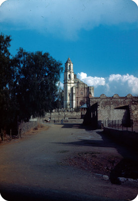 Arquitectura religiosa en San Agustin, vista desde una calle