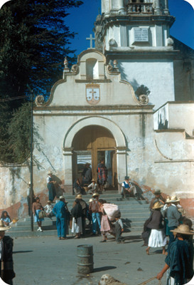 Gente deambula frente al Templo del Carmen, lado sur