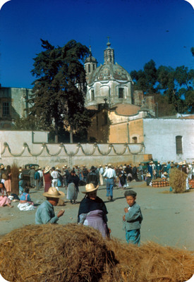 Gente durante tianguis afuera del Templo del Carmen, lado sur