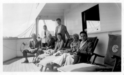 Felipe Lacouture Fornelli y otras personas en un barco