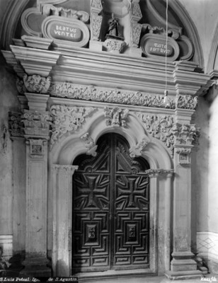 Portada interior de la Iglesia de San Agustin