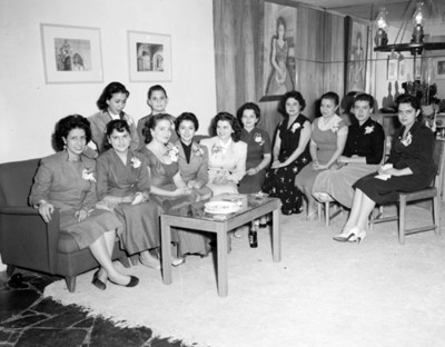 Mujeres en la sala de una casa, retrato de grupo