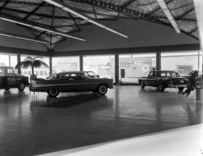 Automóviles en sala de exhibición de una agencia 