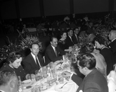 Hombres y mujeres durante banquete
