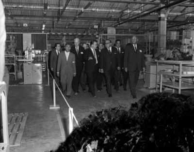 Octaviano Campos Salas y empresarios recorren las instalaciones de la fábrica manufacturera EATON