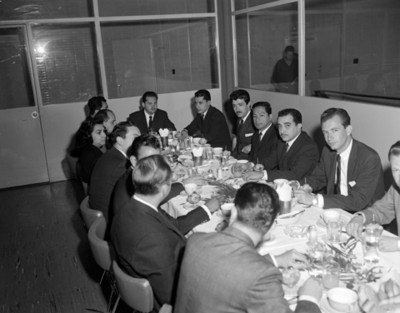 Hombres durante banquete