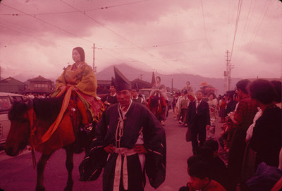 Geishas desfilan a caballo por calles de Japon