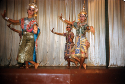 Bailarinas ejecutan danza clasica tailandesa