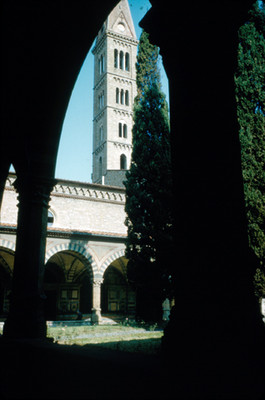 Vista del campanario desde los claustros en la Iglesia de Santa Maria Novella