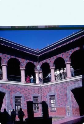 Patio de una casa estilo colonial, vista parcial