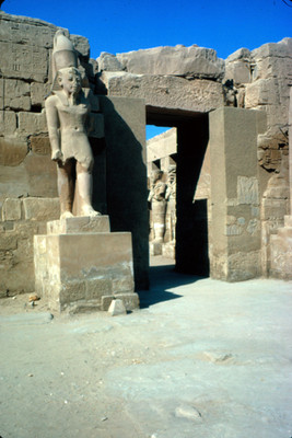 Escultura de Ramses a la entrada del Templo de Karnak