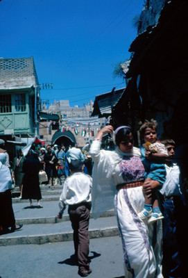 Gente deambula en una calle de Jerusalen