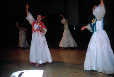 Grupo de bailarinas ejecutan danza regional