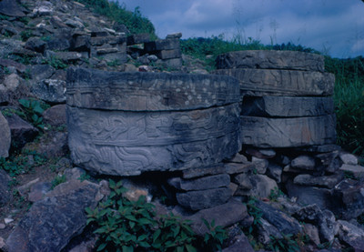 Fragmentos de monolitos cilindricos con bajo relieves, Templo de las Columnas
