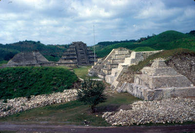 Piramides gemelas 3 y 23, piramide de los nichos al fondo, El Tajin