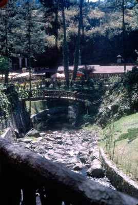 Vista de rio que pasa debajo de un puente