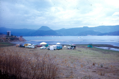 Casas de campaña a la orilla del lago en