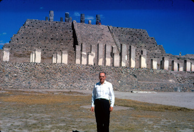 Hombre frente al templo de Tlahuizcalpantecutli y el Palacio Quemado, Tula