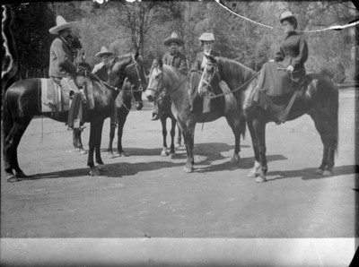 Hombres y mujeres a caballo en Chapultepec