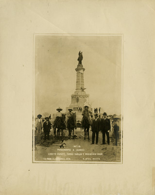 Loreto Duarte, Tomás Vargas y Francisco Uribe [frente al] monumento a Juárez