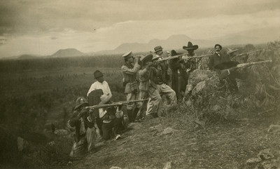 Rurales apuntan con rifles desde la trinchera, tarjeta postal