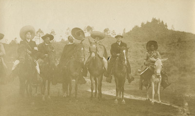 Comisión zapatista y otros hombres a caballo, retrato de grupo