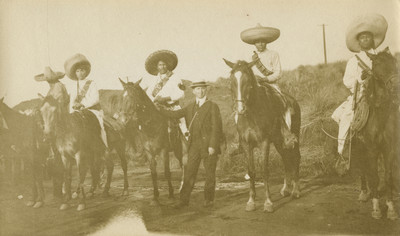 Hombre acompañado de zapatistas a caballo, retrato de grupo